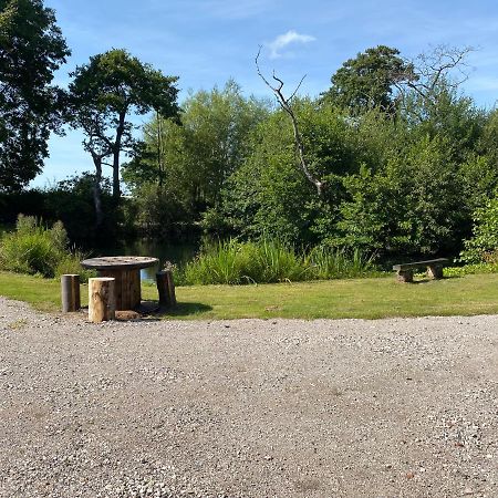 Kingfisher Cabin - Wild Escapes Wrenbury Off Grid Glamping - Ages 12 And Over Baddiley Exterior photo