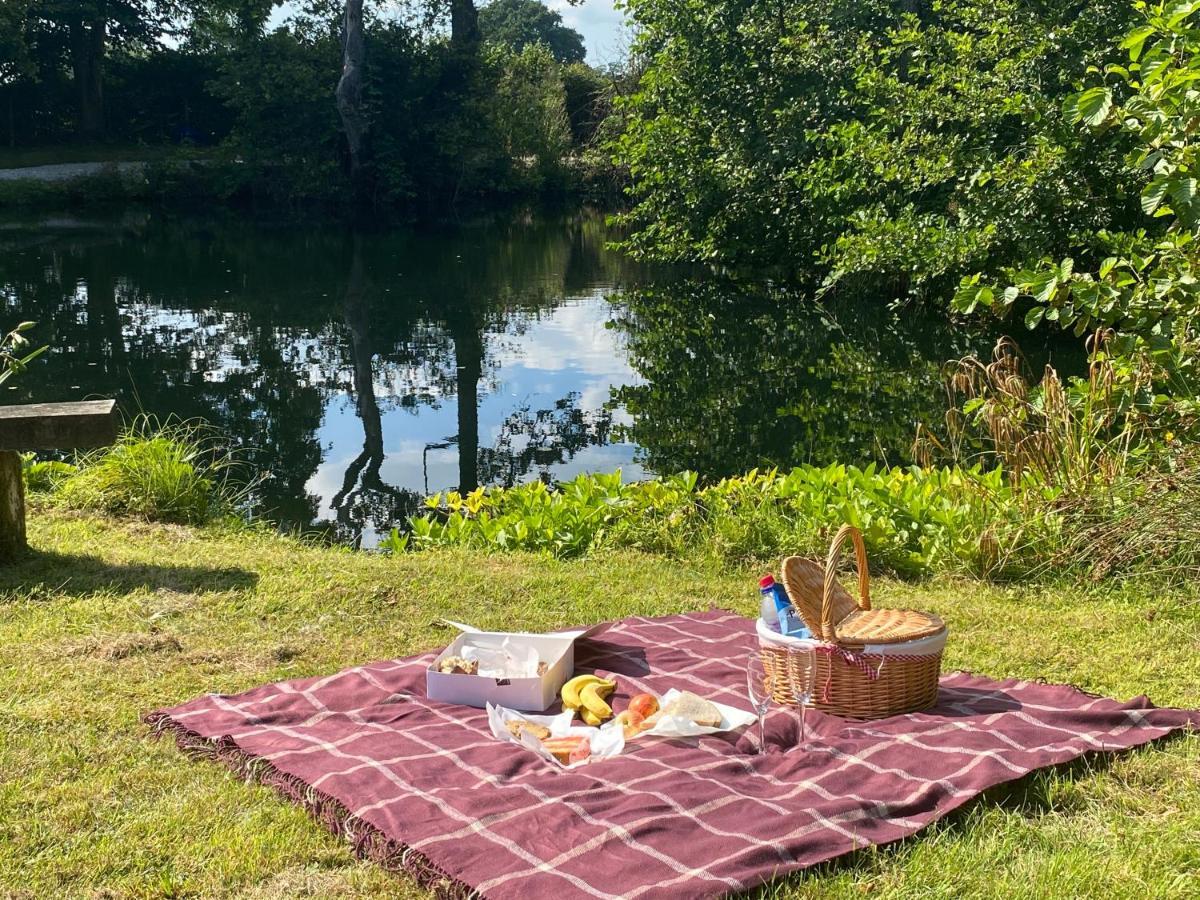 Kingfisher Cabin - Wild Escapes Wrenbury Off Grid Glamping - Ages 12 And Over Baddiley Exterior photo